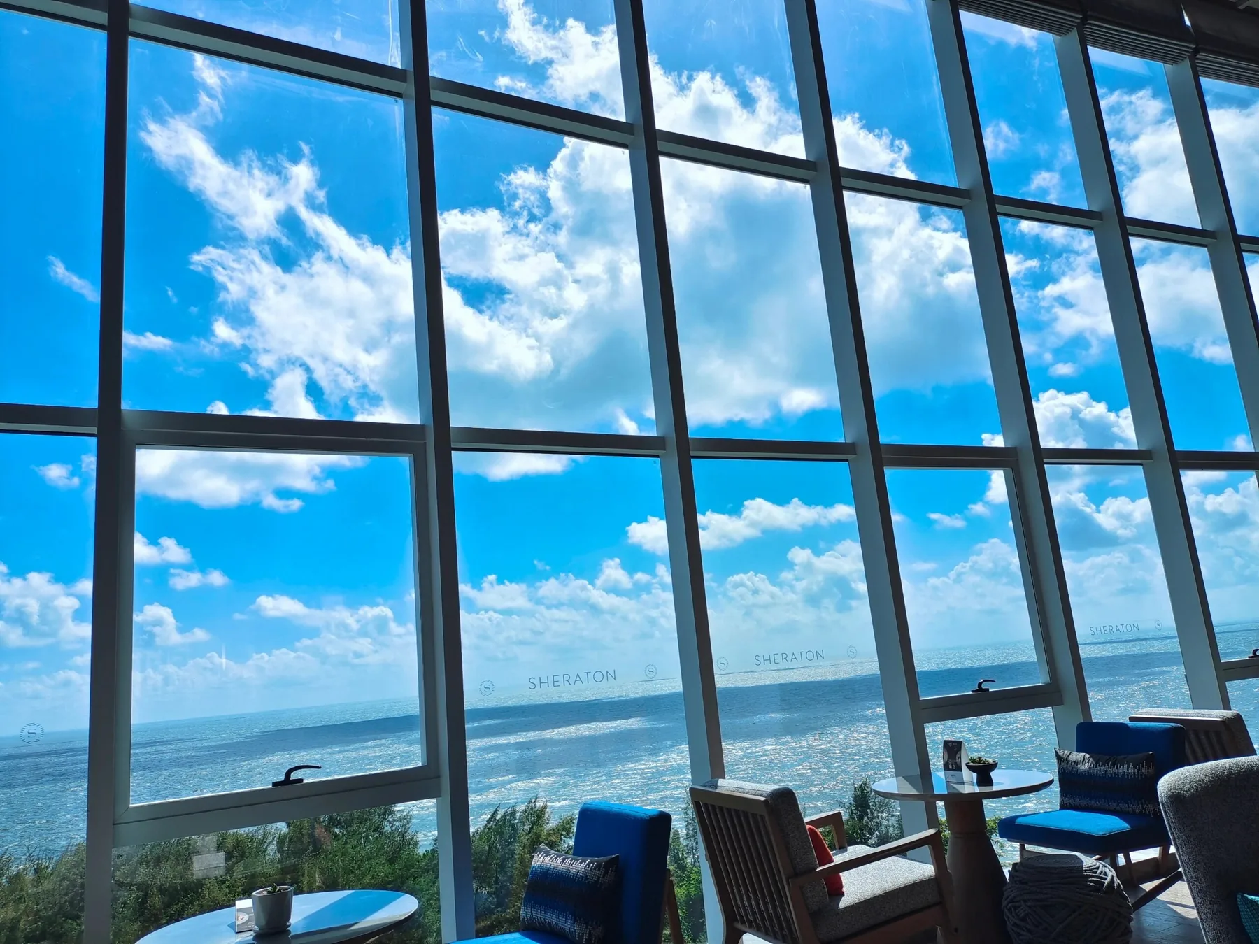 Sheraton Beihai Resort public-area seating and table setting