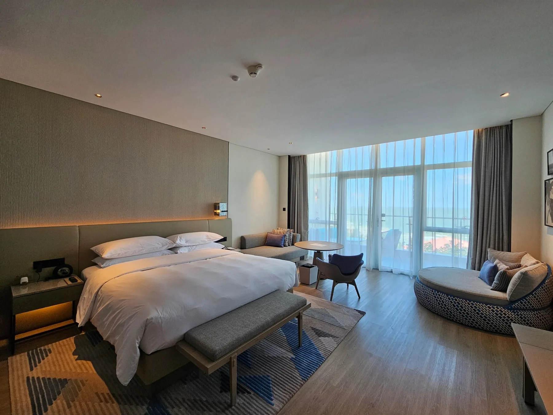Sheraton Beihai Resort guestrooms furniture