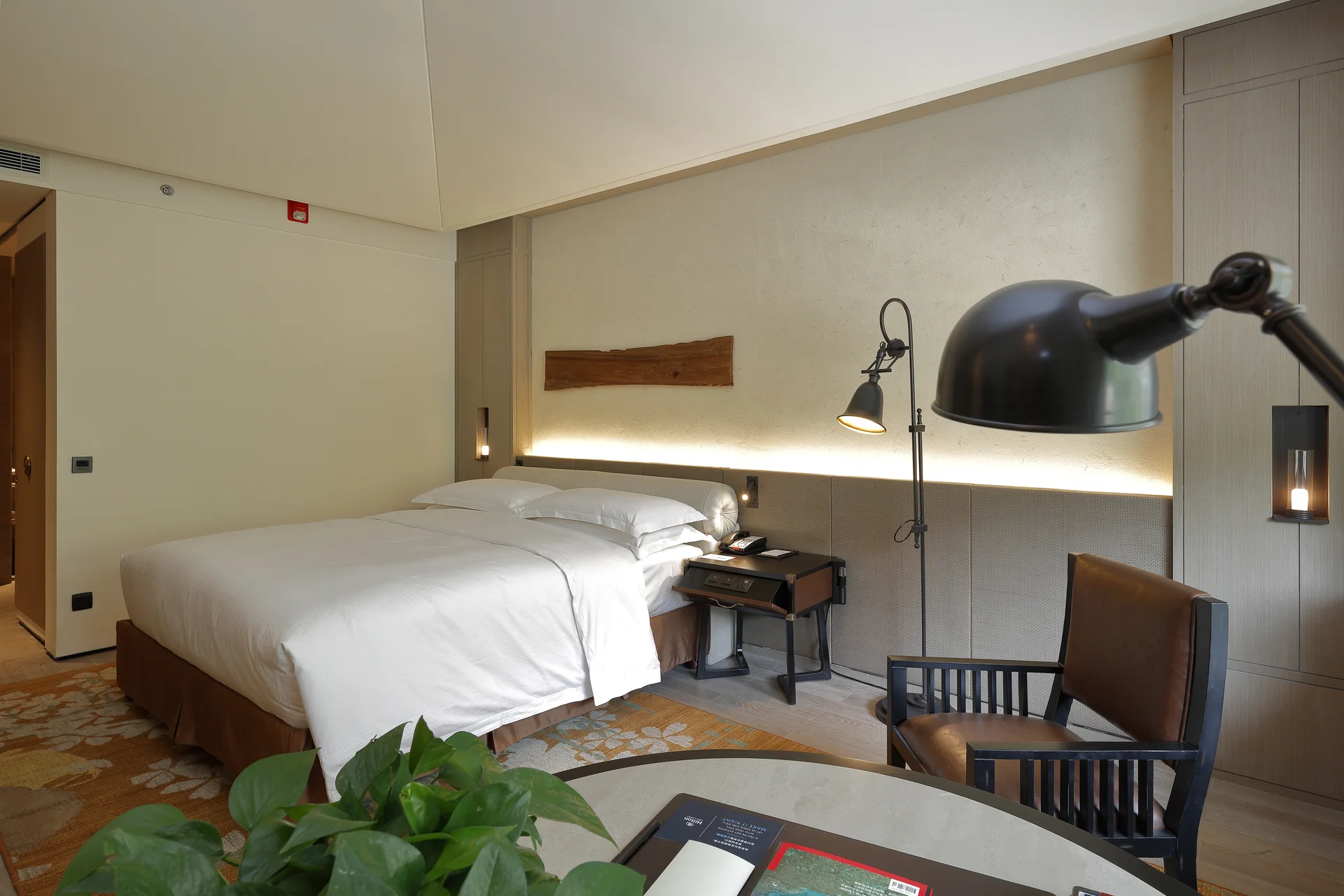 Hilton Resort Jiuzhaigou guestroom furniture