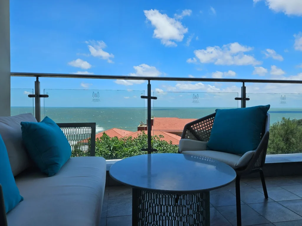 How to Clean Metal Outdoor Furniture at a Hotel